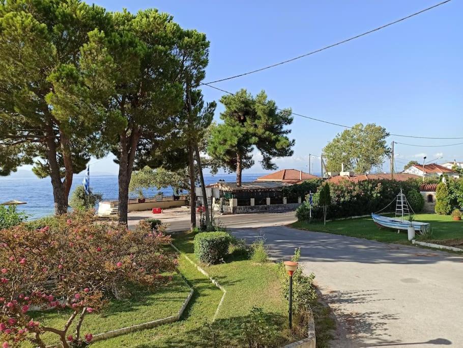 Lovely Beachfront Studio Malaki ภายนอก รูปภาพ